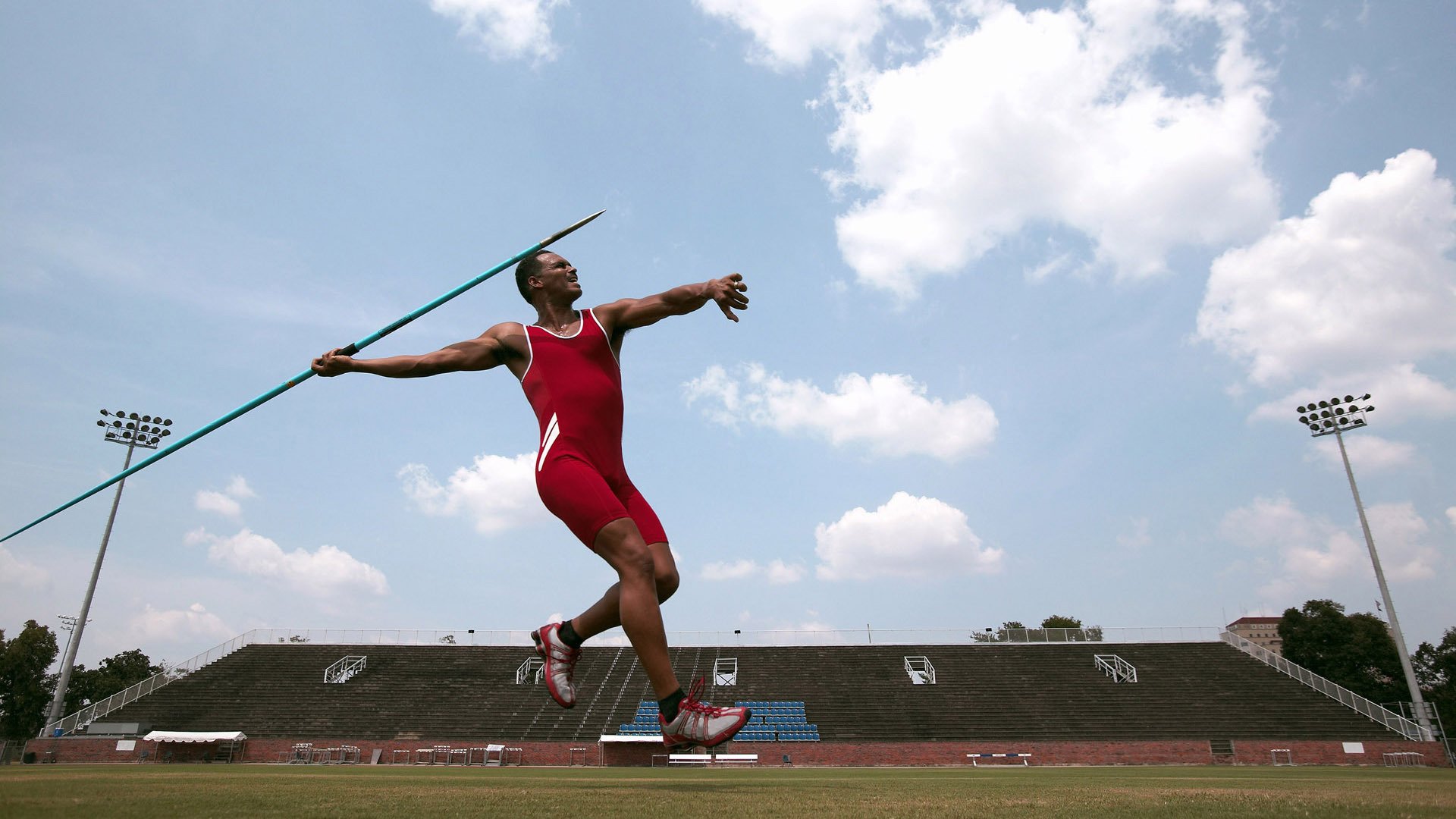 绿茵与硬木的时空交错，当凯尔特人绝杀马刺，意甲焦点战外的体育哲学
